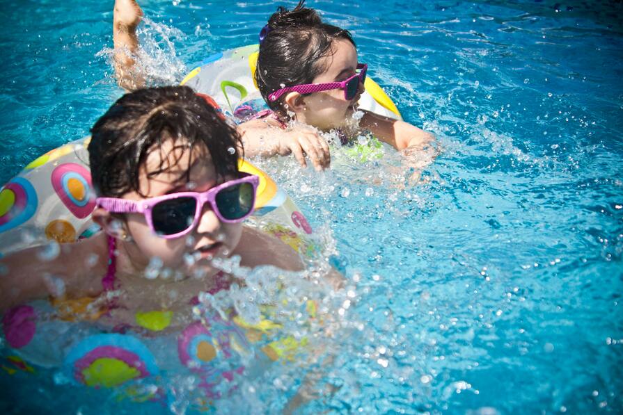 Kinder die im Pool baden